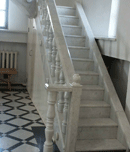 лестница с белыми балясинами